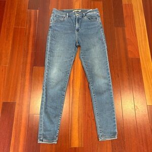 Like New Levi’s 720 High Rise Super Skinny Jeans